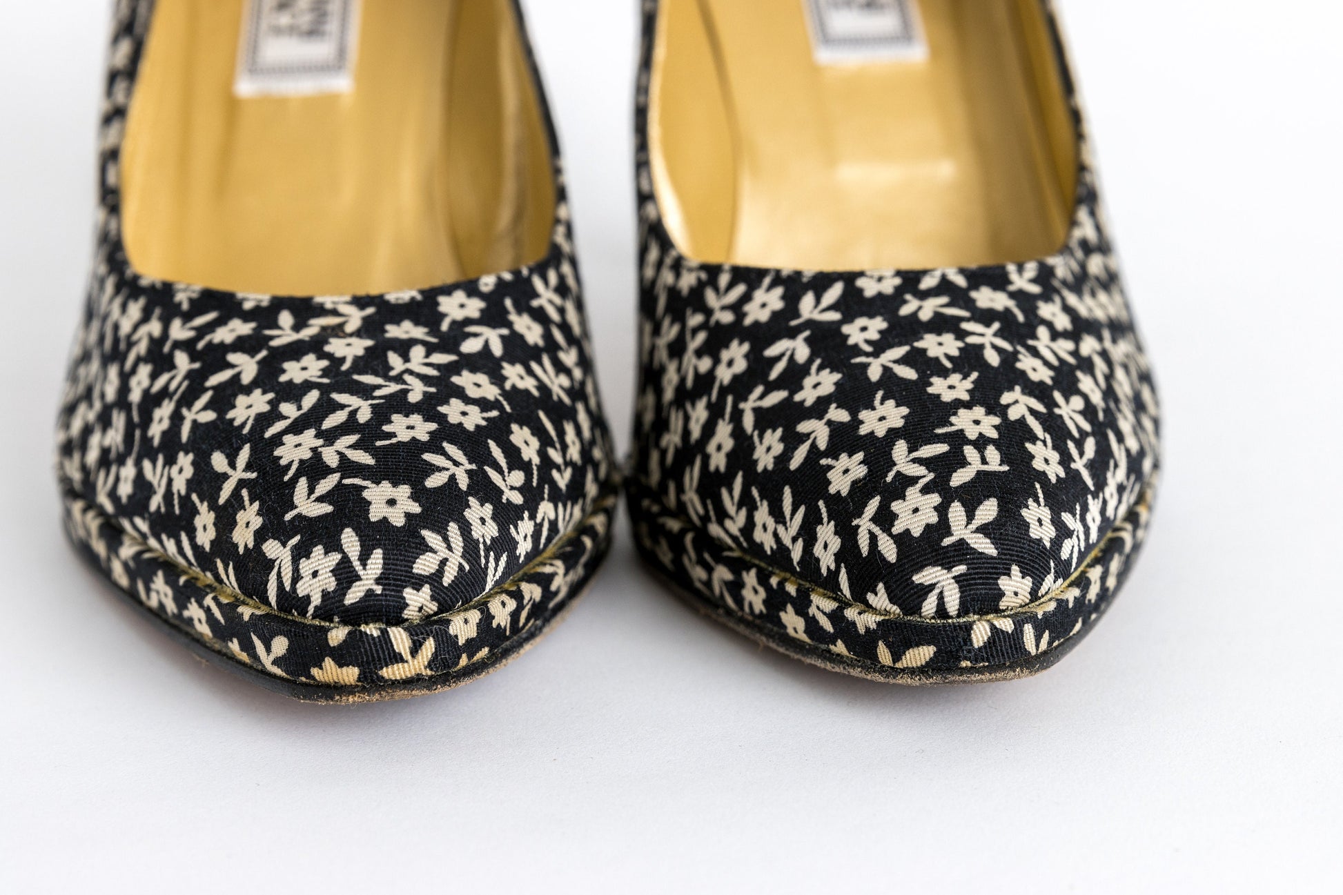 Vintage Gianni Versace heels pumps 80s 90s size 38 1/2 EU Black and White Floral Print