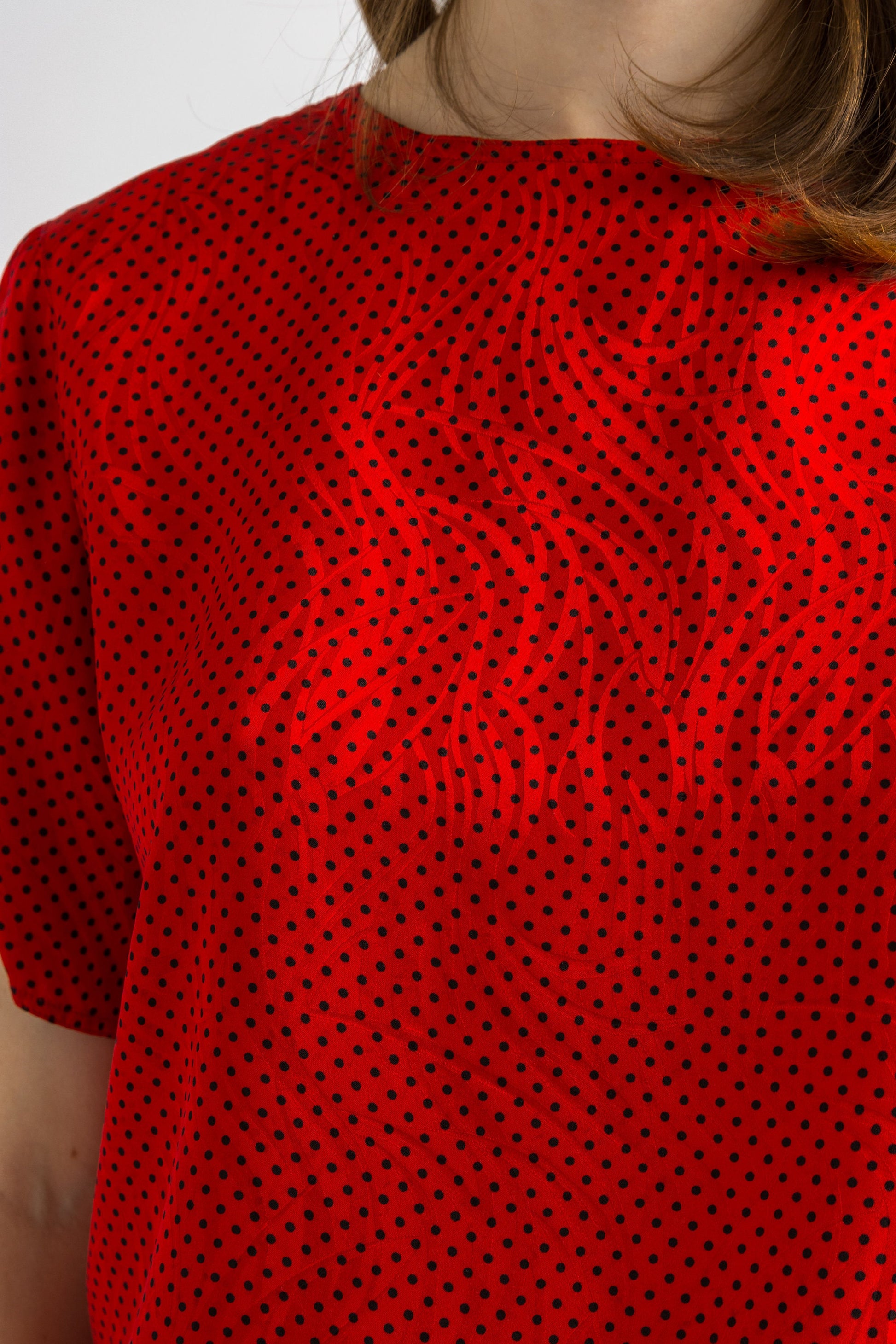 80s Vintage Vtg Rare 100% SILK Seta Seide Soie Natural Fabric Short Sleeve in Red Polka Dot Oversized Top Blouse Small