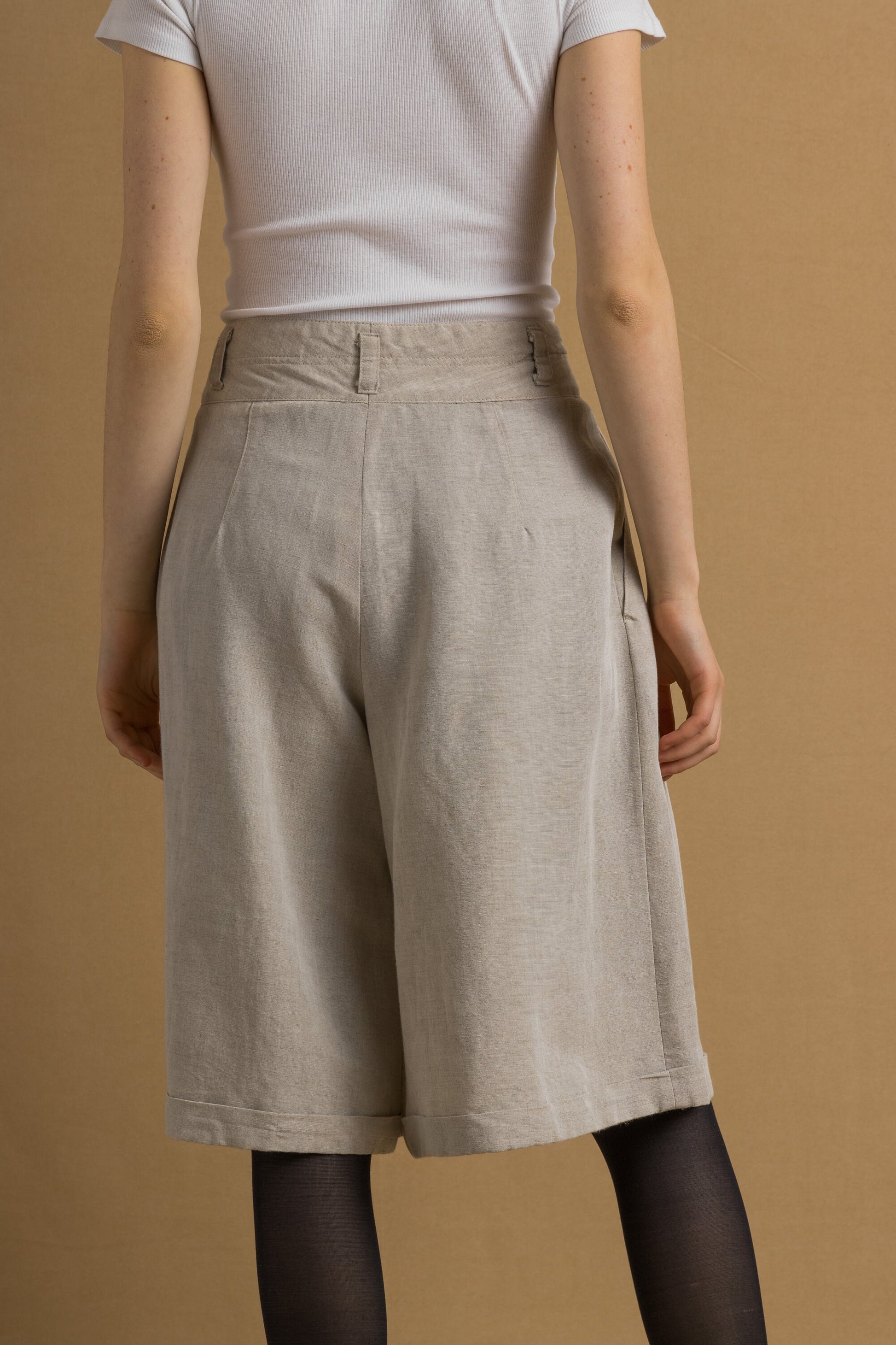 80s 90s Beige High Waisted Wide Leg Shorts Small | Vintage Linen Pleated Pockets Long Inseam Mom Shorts