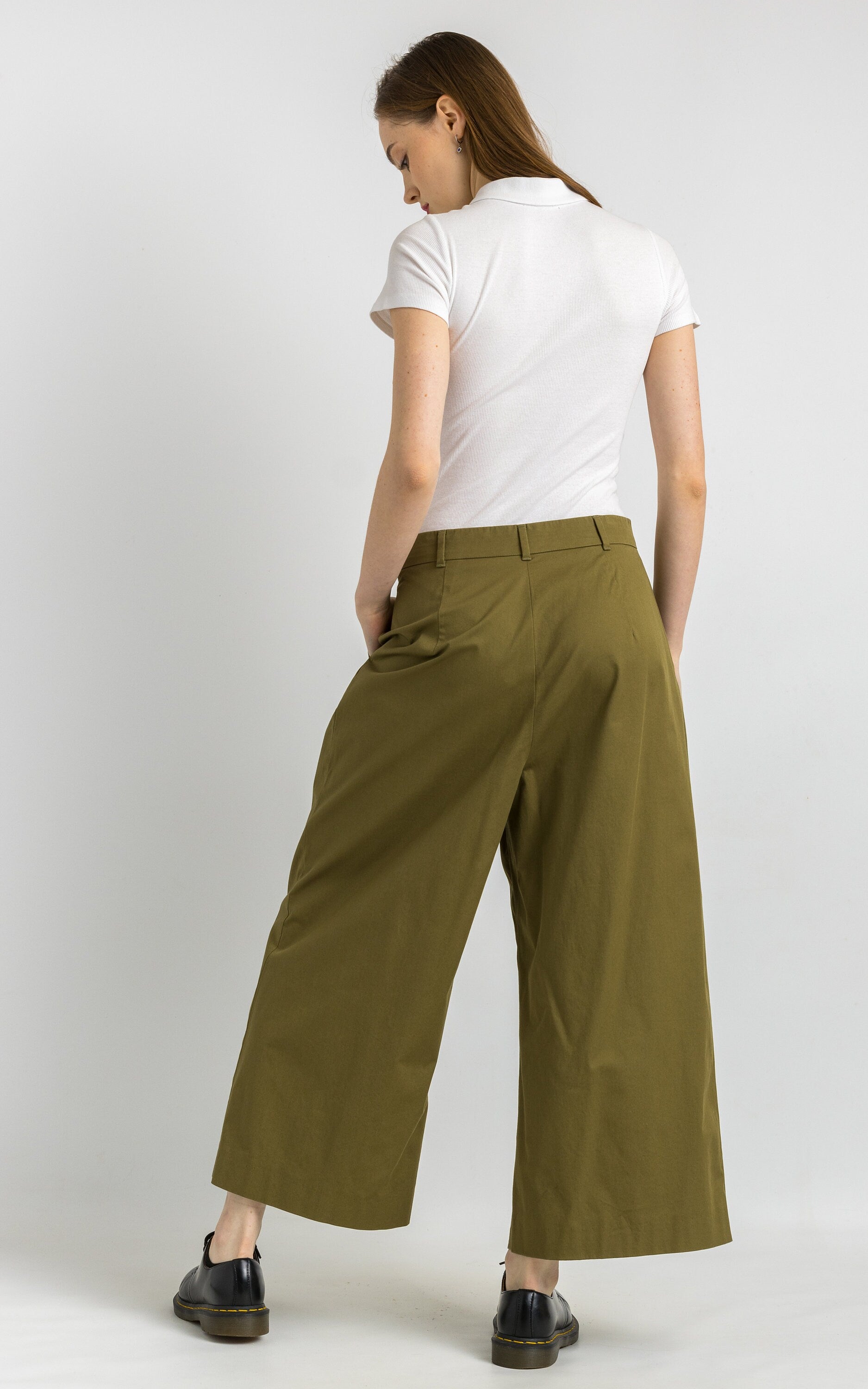 90s Max Mara Cotton Khaki Green Culottes Bermuda High Waisted Woman Midi Shorts in Khaki size 38 Small