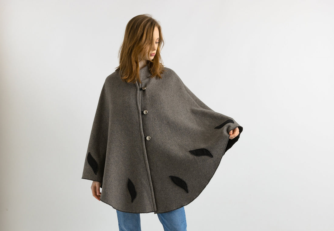 70s Vintage Woman 100% Wool Cape. Vintage Woman Gray Fall Midi Wool Coat. Vintage Woman Bat Coat. Vintage Woman Wool Cape Coat size S